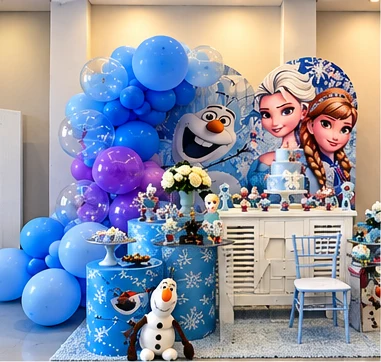 Decoração infantil com tema de reino de gelo, balões azuis e bolo decorado