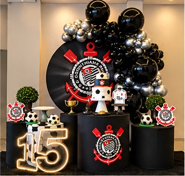 Decoração de 15 anos com tema de futebol em preto, branco e prata