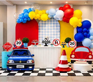 Decoração com tema de automobilismo, carrinhos, placas e piso quadriculado