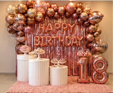 Decoração rose gold para 18 anos com balões metalizados e cortina brilhante