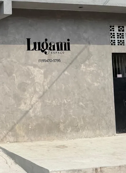 Fachada do Lugami Espaço com letreiro na parede, número 12A